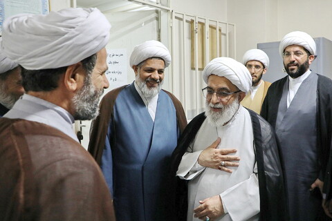 بازدید آیت الله شب زنده دار از مدرسه دروس آزاد طلاب در فیضیه
