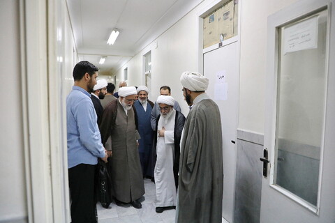 بازدید آیت الله شب زنده دار از مدرسه دروس آزاد طلاب در فیضیه
