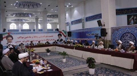 تصاویر/ نشست هم‌اندیشی وعاظ و مادحین مطرح کشوری