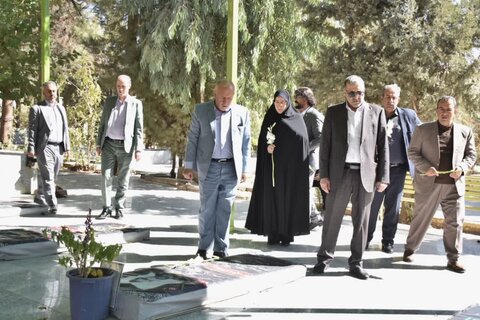 تصاویر/عطرافشانی مزار شهدای جنگ ۱۲ روزه در خرم آباد