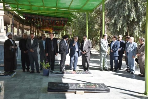 تصاویر/عطرافشانی مزار شهدای جنگ ۱۲ روزه در خرم آباد