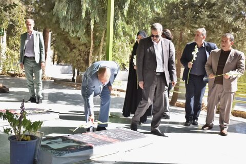 تصاویر/عطرافشانی مزار شهدای جنگ ۱۲ روزه در خرم آباد