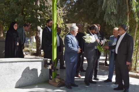 تصاویر/عطرافشانی مزار شهدای جنگ ۱۲ روزه در خرم آباد