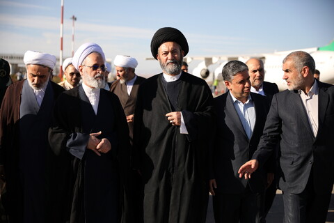 تصاویر/استقبال از آیت الله اعرافی توسط نماینده ولی فقیه در استان، استاندار، نائب رئیس مجلس ، مدیر کل دادگستری و مسئولین استانی اردبیل