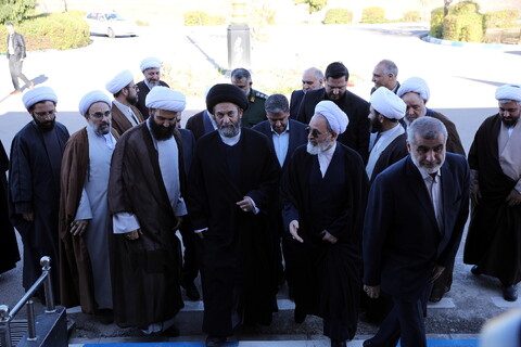 تصاویر/استقبال از آیت الله اعرافی توسط نماینده ولی فقیه در استان، استاندار، نائب رئیس مجلس ، مدیر کل دادگستری و مسئولین استانی اردبیل