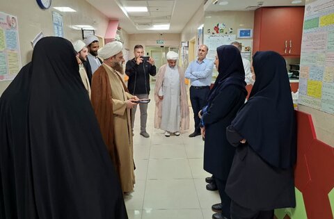 تصاویر/ قدردانی کارکنان مدارس علمیه آران و بیدگل از پرستاران بیمارستان ثامن‌الحجج این شهر