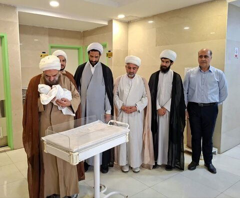 تصاویر/ قدردانی کارکنان مدارس علمیه آران و بیدگل از پرستاران بیمارستان ثامن‌الحجج این شهر