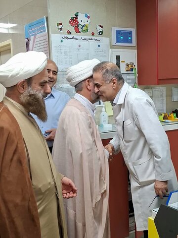 تصاویر/ قدردانی کارکنان مدارس علمیه آران و بیدگل از پرستاران بیمارستان ثامن‌الحجج این شهر