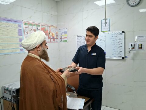 تصاویر/ قدردانی کارکنان مدارس علمیه آران و بیدگل از پرستاران بیمارستان ثامن‌الحجج این شهر