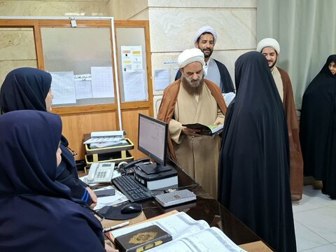 تصاویر/ قدردانی کارکنان مدارس علمیه آران و بیدگل از پرستاران بیمارستان ثامن‌الحجج این شهر