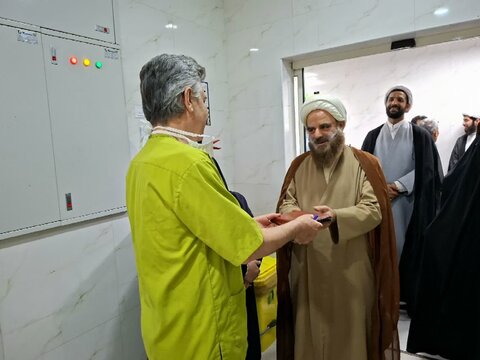 تصاویر/ قدردانی کارکنان مدارس علمیه آران و بیدگل از پرستاران بیمارستان ثامن‌الحجج این شهر