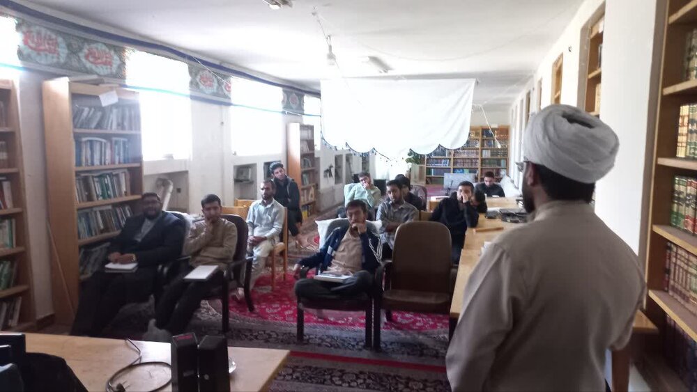 نشست توجیهی طرح مطالعاتی آثار شهید مطهری در مدرسه علمیه امام خمینی(ره) بردسیر برگزار شد+عکس