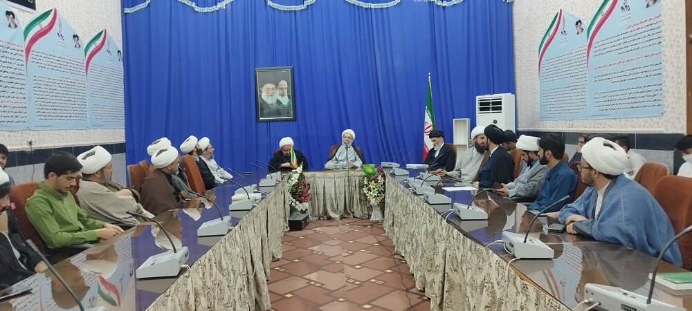 جوانان باید با علم و اخلاص، مکتب شیعه را به جهان عرضه کنند