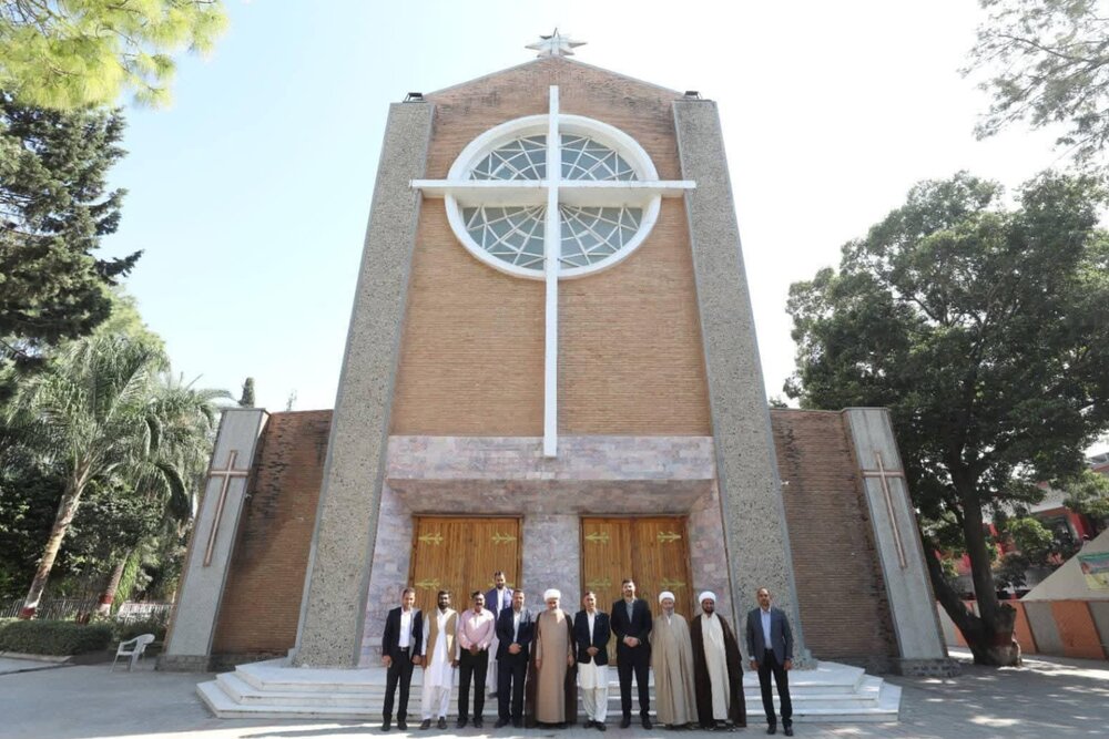 هیئت حرم امام حسین علیه‌السلام از کلیسای تاریخی پاکستان بازدید کرد