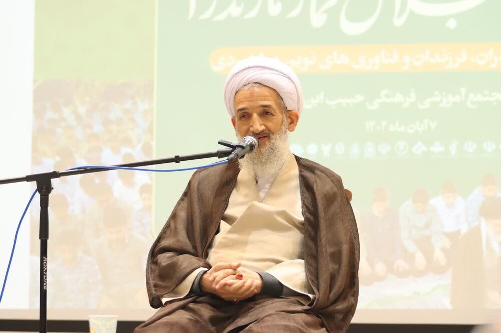 نماز باید از عادت به عشق تبدیل شود