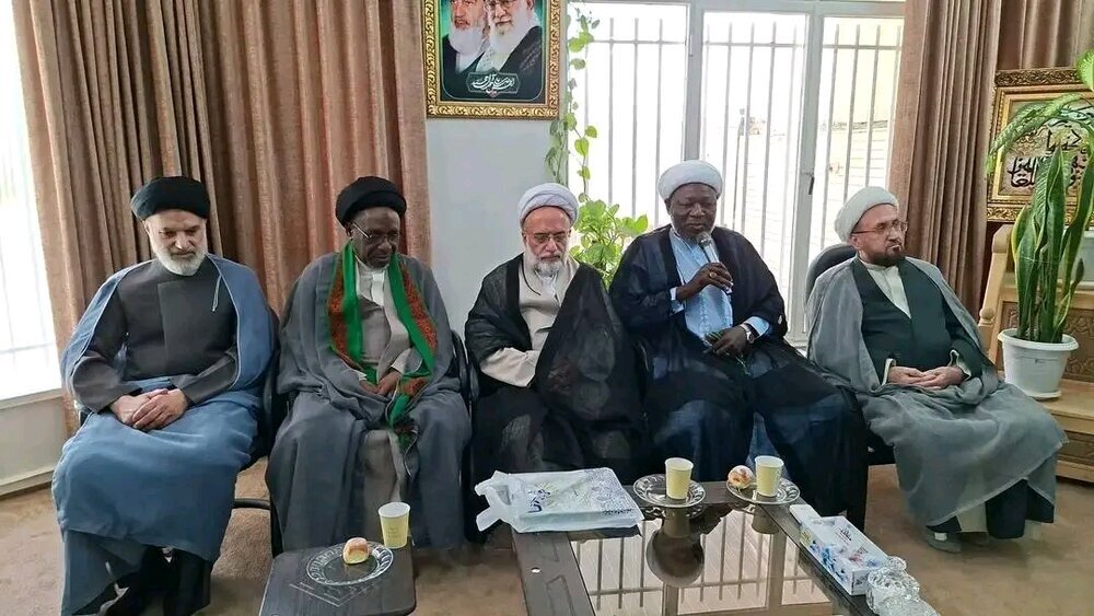في مدينة قم.. وفد من علماء نيجيريا يلتقي بممثل الإمام الخامنئي في أفريقيا + صور