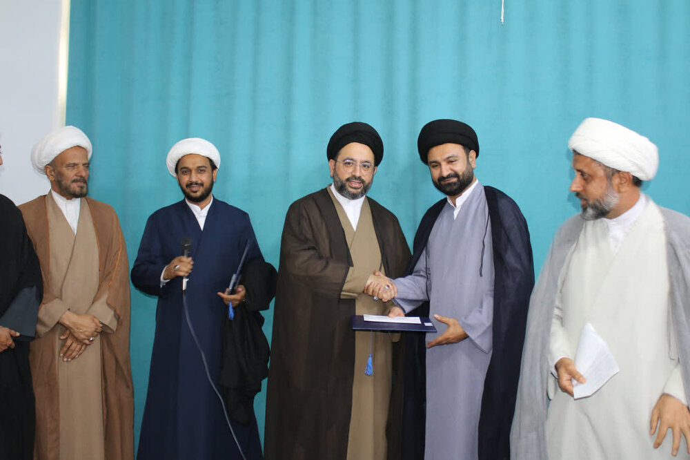 مدرسہ امام سجاد (ع) قم کے نئے مدیر کے تقرر کے موقع پر تقریب کا انعقاد / ممتازین میں اسناد اور شیلڈز کی تقسیم