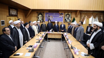 تصاویر/ جلسه مشترک نماینده ولی فقیه، استاندار، شهردار، نمایندگان مجلس، فرمانده نیروی انتظامی، رئیس دادگستری اعضای شورای نهاد های حوزوی اردبیل