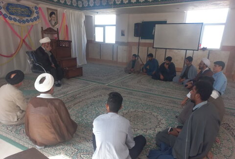 تصاویر/ دیدار کارکنان مدرسه علمیه الغدیر نراق با امام جمعه این شهر