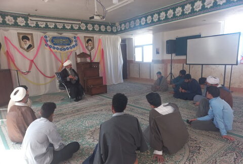 تصاویر/ دیدار کارکنان مدرسه علمیه الغدیر نراق با امام جمعه این شهر