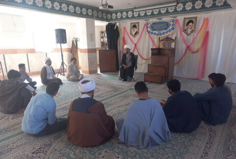 تصاویر/ دیدار کارکنان مدرسه علمیه الغدیر نراق با امام جمعه این شهر