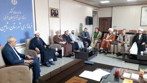 تصاویر/ دیدار جمعی از مادحین و روحانیون شاهین دژ با فرماندار این شهرستان