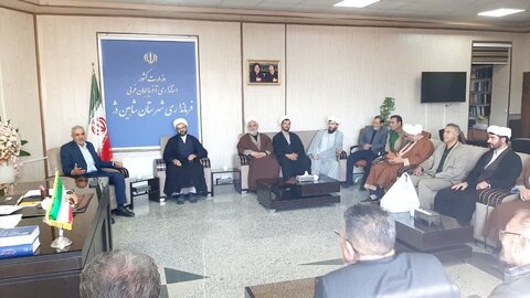 تصاویر/ دیدار جمعی از مادحین و روحانیون شاهین دژ با فرماندار این شهرستان