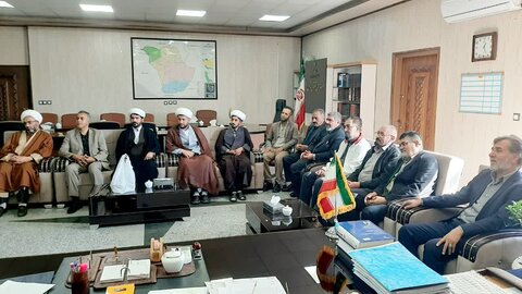 تصاویر/ دیدار جمعی از مادحین و روحانیون شاهین دژ با فرماندار این شهرستان