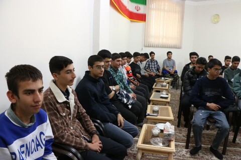 تصاویر/ دیدار جمعی از دانش آموزان خرم دره با امام جمعه شهرستان این شهرستان