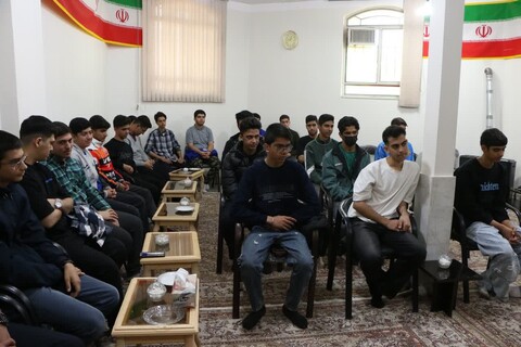 تصاویر/ دیدار جمعی از دانش آموزان خرم دره با امام جمعه شهرستان این شهرستان