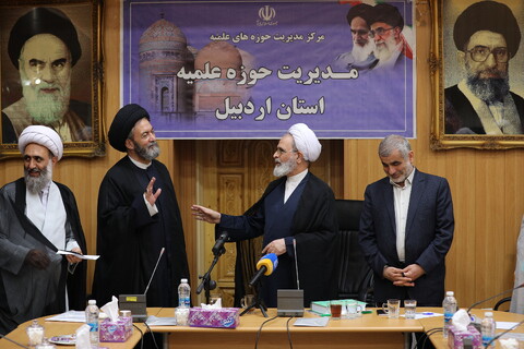 تصاویر/ جلسه آیت الله اعرافی با نماینده ولی فقیه و اعضای شورای استان اردبیل و اعطای احکام