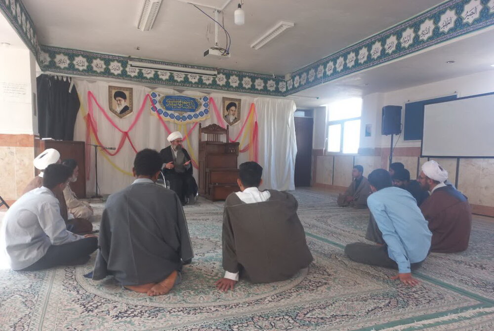 تصاویر/ دیدار کارکنان مدرسه علمیه الغدیر نراق با امام جمعه این شهر