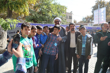 تصاویر / گفت‌وگوی امام جمعه همدان با دانش‌آموزان شرکت کننده در نماز جمعه