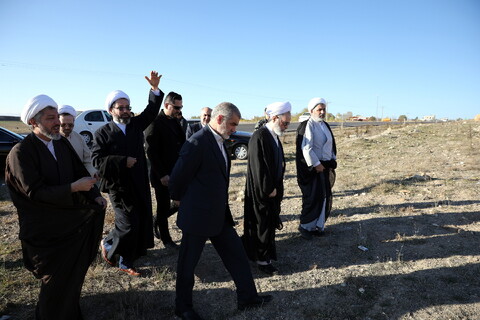 تصاویر/بازدید آیت الله اعرافی از زمین مفتاح سرین اردبیل