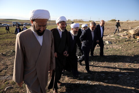 تصاویر/بازدید آیت الله اعرافی از زمین مفتاح سرین اردبیل