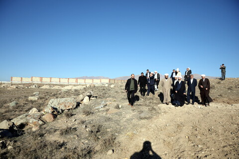 تصاویر/بازدید آیت الله اعرافی از زمین مفتاح سرین اردبیل