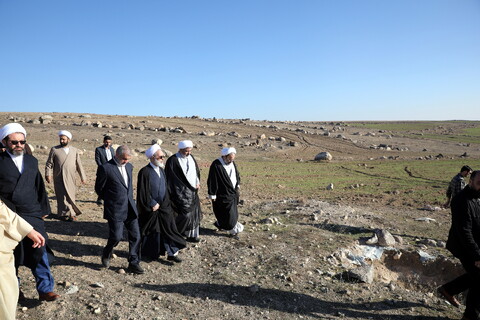 تصاویر/بازدید آیت الله اعرافی از زمین مفتاح سرین اردبیل