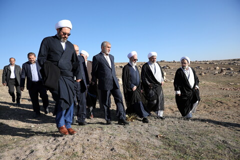 تصاویر/بازدید آیت الله اعرافی از زمین مفتاح سرین اردبیل