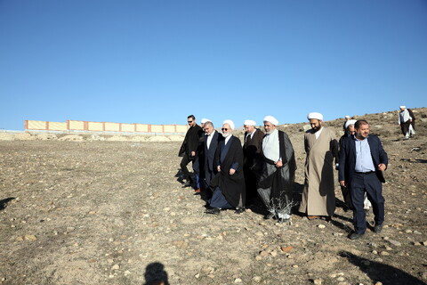 تصاویر/بازدید آیت الله اعرافی از زمین مفتاح سرین اردبیل