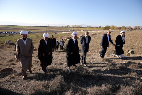 تصاویر/بازدید آیت الله اعرافی از زمین مفتاح سرین اردبیل