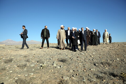 تصاویر/بازدید آیت الله اعرافی از زمین مفتاح سرین اردبیل