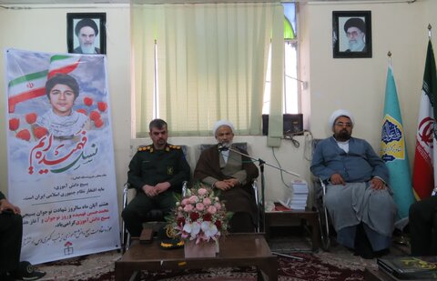 تصاویر/ دیدار فرماندهان واحدهای بسیج دانش‌آموزی با امام جمعه برازجان