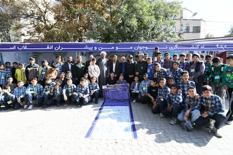 تصاویر / گفت‌وگو امام جمعه همدان با دانش‌آموزان شرکت کننده در نماز جمعه