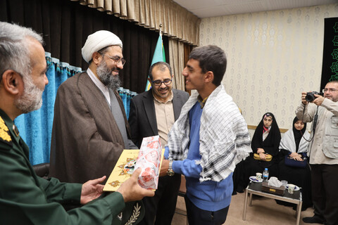 تصاویر / گفت‌وگو امام جمعه همدان با دانش‌آموزان شرکت کننده در نماز جمعه