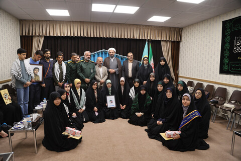 تصاویر / گفت‌وگو امام جمعه همدان با دانش‌آموزان شرکت کننده در نماز جمعه