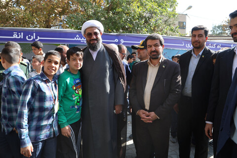 تصاویر / گفت‌وگو امام جمعه همدان با دانش‌آموزان شرکت کننده در نماز جمعه