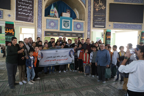 تصاویر / گفت‌وگو امام جمعه همدان با دانش‌آموزان شرکت کننده در نماز جمعه