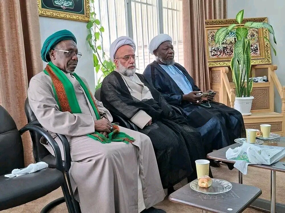 Hawzah / una delegación de destacados eruditos y misioneros nigerianos se reunió con el Hoyyat al-islam  Mehdi Mahdavipour, representante del Líder de la Revolución Islámica en África, durante su visita a la ciudad santa de Qom. Hawzah / una delegación de destacados eruditos y misioneros nigerianos se reunió con el Hoyyat al-islam  Mehdi Mahdavipour, representante del Líder de la Revolución Islámica en África, durante su visita a la ciudad santa de Qom.