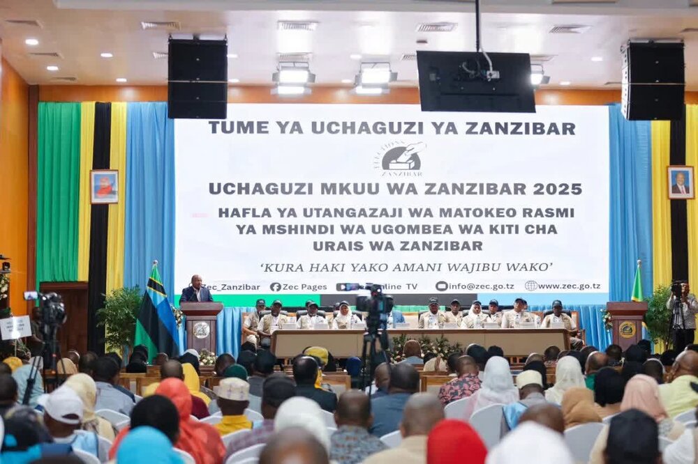 Mwinyi Arejea Ikulu Kwa Kishindo, Masoud Apatwa na Butwaa + Picha Mwinyi Arejea Ikulu Kwa Kishindo, Masoud Apatwa na Butwaa + Picha