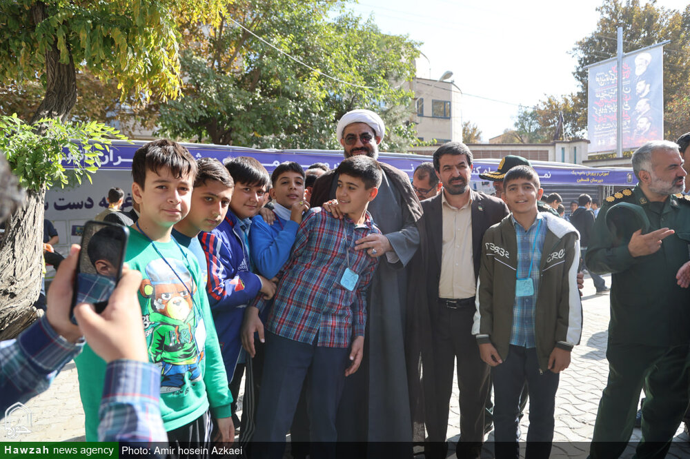 تصاویر / گفت‌وگوی امام جمعه همدان با دانش‌آموزان شرکت کننده در نماز جمعه